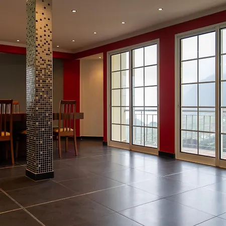 The Mountain View, By Op Сан-Висенти